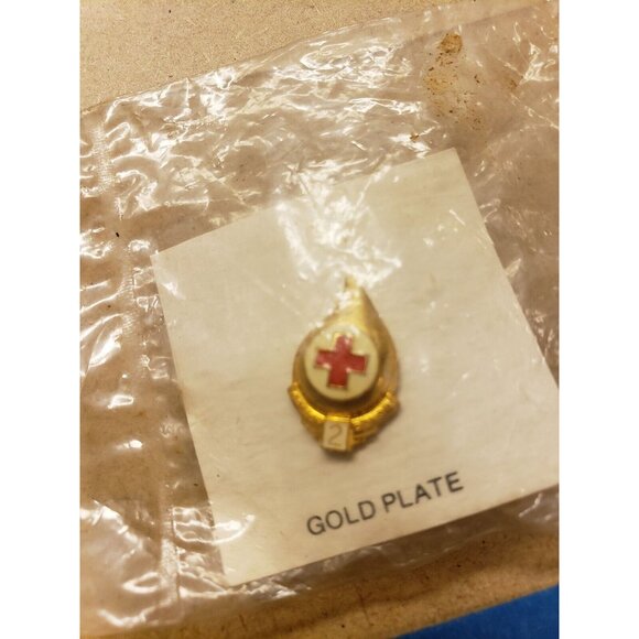 Red Cross Blood Donor Pin Gold Plate NIP - Picture 2 of 3